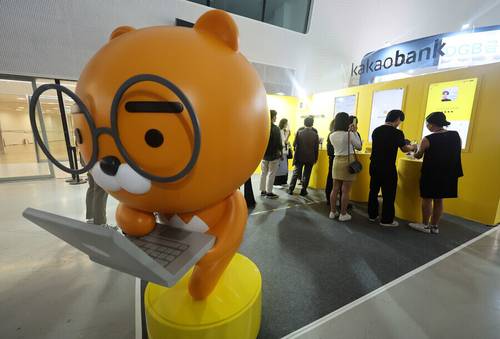 모임통장이 공동 생활비 관리 수단으로 확산되며 카카오뱅크가 잔액 10조원을 돌파한 가운데, 시중·지방은행들이 수신 확보를 위해 경쟁에 본격 뛰어들고 있다. [사진 = 연합뉴스]