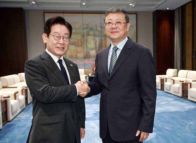 6일 중국 상하이 세계회객청에서 천지닝 상하이시 당서기와 인사를 나누는 이재명 대통령.