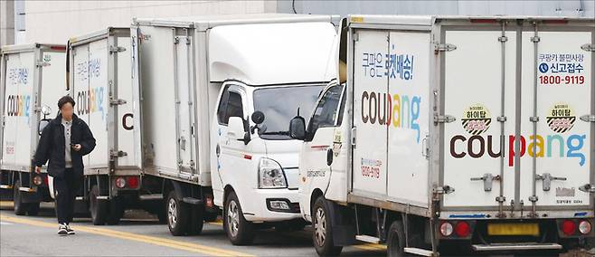 쿠팡의 개인정보 유출 사태가 일파만파 확산되자 논란이 뜨겁다. 사진은 서울의 한 주차장에 쿠팡의 배달 차량들이 주차된 모습. (매경DB)