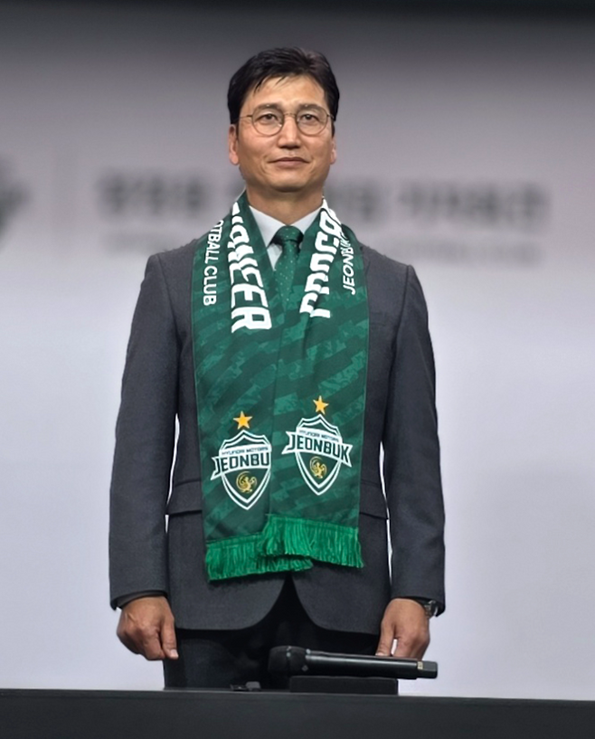 프로축구 K리그1 전북 현대의 정정용 신임 감독이 6일 전주월드컵경기장에서 기념촬영하고 있다. 사진=연합뉴스 제공