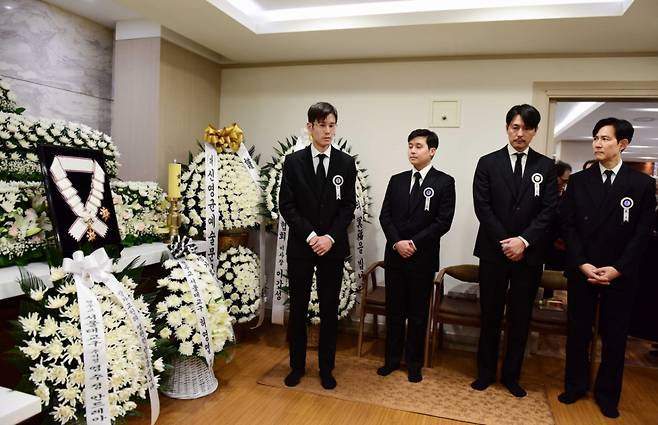 5일 서울 서초구 서울성모병원 장례식장에 마련된 배우 고(故) 안성기의 빈소에서 배우 정우성과 이정재가 조문객을 맞이하고 있다. 왼쪽은 고인의 아들들. /사진=뉴시스