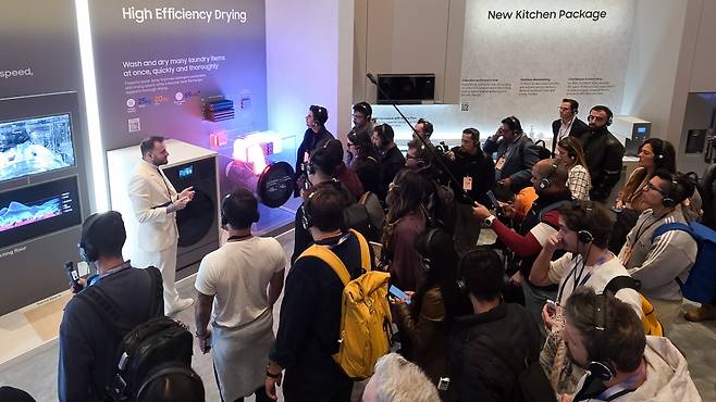 'CES 2026' 삼성전자 2026년형 '비스포크 AI 콤보' 세탁건조기 신제품 전시장에 관람객이 몰렸다 /사진제공=삼성전자