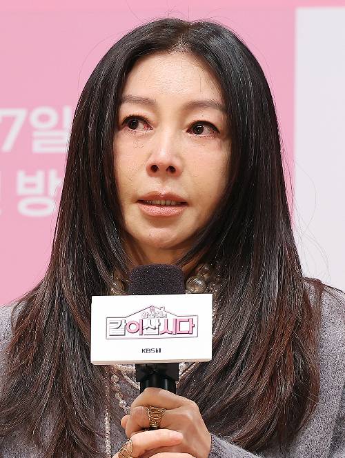 배우 황신혜가 6일 서울 영등포구 여의도동 KBS아트홀에서 열린 KBS 1TV '황신혜의 같이 삽시다' 제작발표회에서 고(故) 안성기를 추모하며 눈물을 보였다. /사진=뉴스1