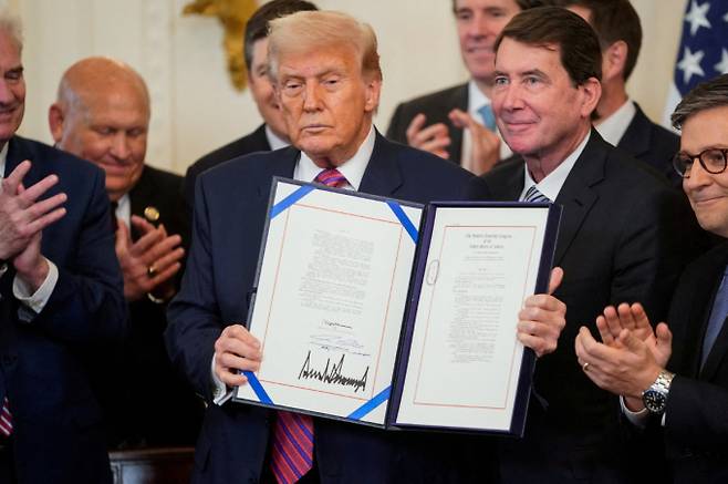 미국 상원의 클래리티 액트 수정 심사를 앞둔 가운데 가상자산 업계에선 규제 불확실성 해소 기대감이 커지고 있다. 사진은 도널드 트럼프 미국 대통령이 지난해 7월18일 '지니어스 법안'에 서명한 모습. /사진=로이터