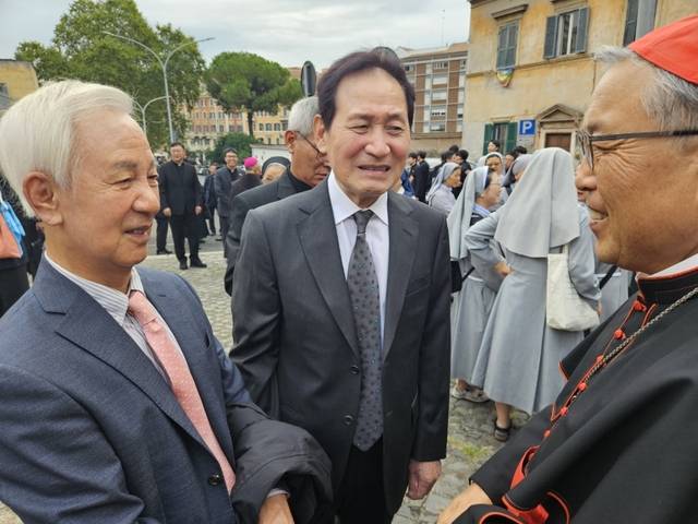2023년 9월 16일 프란치스코 교황 알현을 위해 로마 교황청을 찾은 안성기(가운데) 배우와 김홍신(왼쪽) 소설가, 염수정(오른쪽) 추기경의 모습. 작가 제공