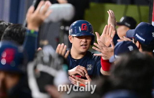 2025년 9월 3일 오후 경기도 수원KT위즈파크에서 열린 '2025 신한 SOL뱅크 KBO 리그' 롯데 자이언츠와 KT 위즈의 경기. 롯데 2루 주자 유강남이 2회초 1사 만루서 손호영의 2타점 적시타 때 홈을 밟고 동료들의 축하를 받고 있다./마이데일리