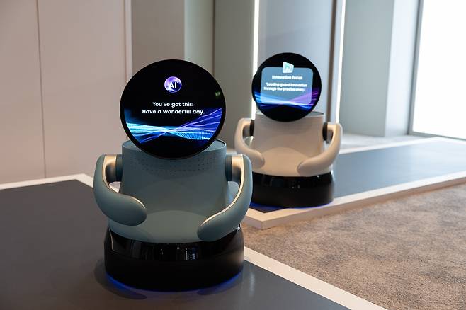 삼성디스플레이가 5일(현지시간) 미국 라스베이거스 앙코르 앳 윈 호텔에서 ‘CES 2026’ 미디어 초청 행사를 열고 공개한 차세대 AI 기기 콘셉트의 데모제품 ‘AI OLED 봇’. 가볍고 디자인 자유도가 높으며 전력 소모가 적은 OLED는 AI가 탑재된 로봇 등 차세대 AI 기기의 활용도를 높일 수 있다. [삼성디스플레이 제공]