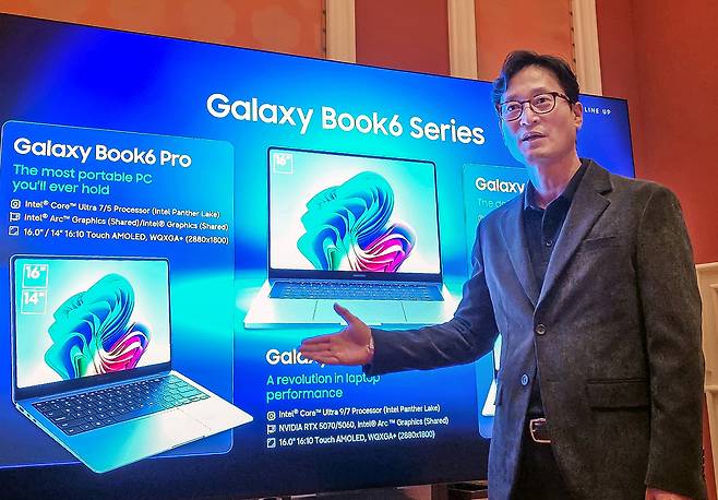 이민철 삼성전자 갤럭시 에코 비즈 팀장(부사장)이 4일(현지시간) 미국 라스베이거스에서 갤럭시 북6 시리즈를 소개하고 있다. [삼성전자 제공]