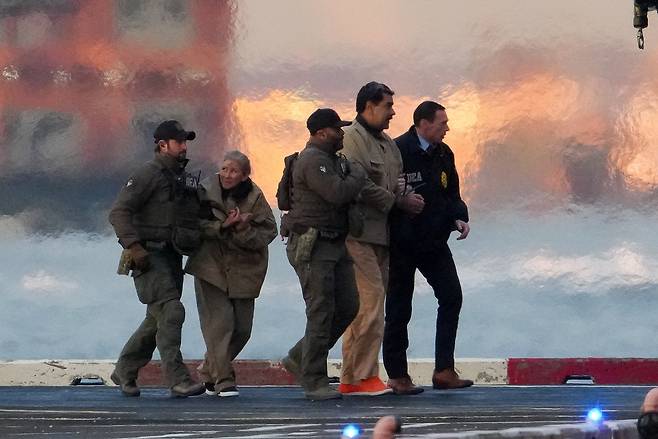 니콜라스 마두로 베네수엘라 대통령과 부인 실리아 플로레스가 5일(현지시간) 헬리콥터로 이송돼 마약 테러, 공모, 마약 밀매, 자금 세탁 등의 혐의로 미국 뉴욕 연방 법원에 출두하고 있다.[로이터]