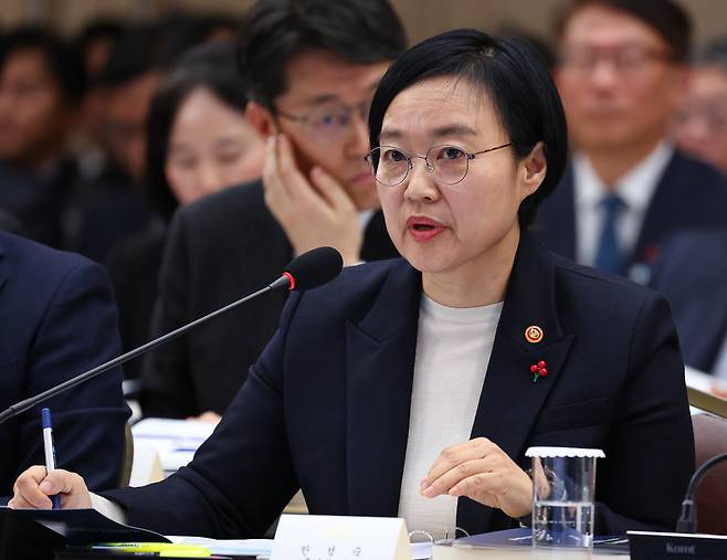 한성숙 중소벤처기업부 장관이 2025년 12월 17일 정부세종컨벤션센터에서 이재명 대통령에게 업무보고를 하고 있다. 연합]