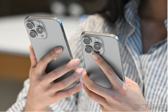 서울 중구 명동 애플스토어에서 고객들이 아이폰을 살펴보고 있다. 임세준 기자