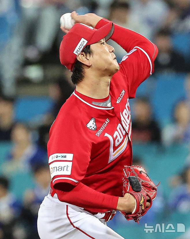 [대구=뉴시스] 이무열 기자 = 14일 대구 수성구 삼성라이온즈파크에서 열린 2025 신한 SOL 뱅크 KBO 포스트시즌 준플레이오프 4차전 SSG 랜더스와 삼성 라이온즈의 경기, 1회말 SSG 선발투수 김광현이 공을 던지고 있다. 2025.10.14. lmy@newsis.com