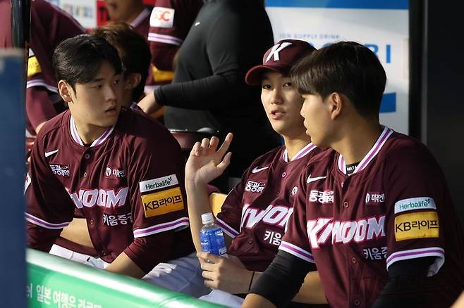 [서울=뉴시스] 프로야구 키움 히어로즈의 안우진(가운데)가 18일 서울 잠실구장에서 열린 2025 신한 쏠뱅크 KBO리그 두산 베어스와의 경기 도중 정현우, 박정훈에게 조언을 건네고 있다. (사진=키움 히어로즈 제공) 2025.09.18. *재판매 및 DB 금지