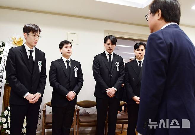 [서울=뉴시스] 사진공동취재단 = 최휘영 문화체육관광부 장관이 5일 서울 서초구 서울성모병원 장례식장에 마련된 배우 안성기의 빈소에서 조문한 뒤 고인의 아들과 인사하고 있다. 오른족 두 번째부터 배우 정우성, 이정재. 2026.01.05. photo@newsis.com