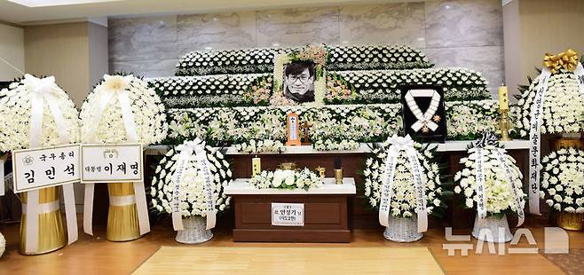 [서울=뉴시스] 사진공동취재단 = 5일 서울 서초구 서울성모병원 장례식장에 마련된 배우 안성기의 빈소에 이재명 대통령 명의의 근조화환이 놓여져 있다. 2026.01.06. photo@newsis.com