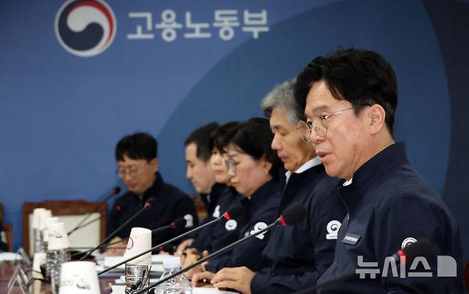 [세종=뉴시스] 강종민 기자 = 김영훈 고용노동부 장관이 지난달 15일 세종시 정부세종청사에서 열린 2025년 전국 기관장 회의에서 발언하고 있다. 2025.12.15. ppkjm@newsis.com