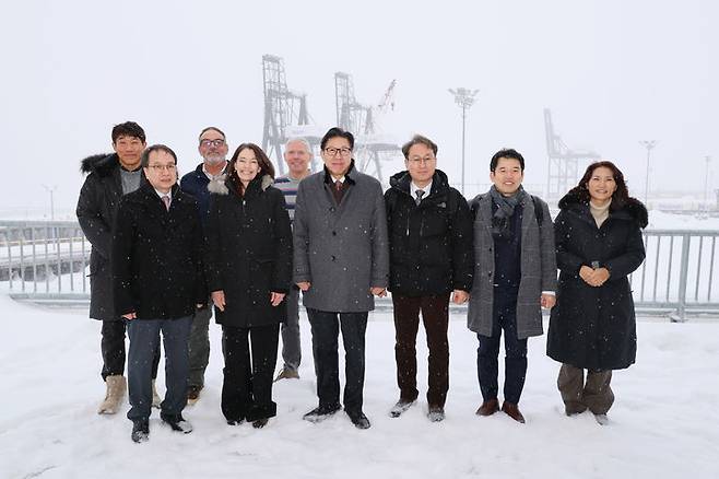 [부산=뉴시스] 박형준 부산시장(오른쪽에서 네 번째)을 비롯한 부산시 대표단이 현지시각으로 5일 돈 영 알래스카항(구 앵커리지항)을 방문해 둘러봤다. (사진=부산시 제공) 2026.01.06. photo@newsis.com *재판매 및 DB 금지