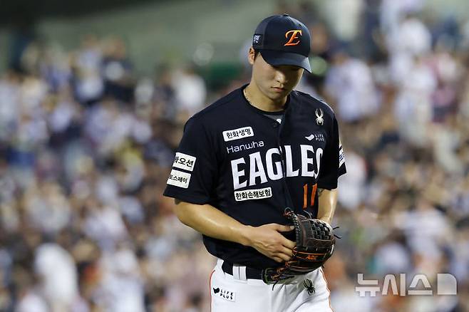 [서울=뉴시스] 조성우 기자 = 23일 서울 송파구 잠실야구장에서 열린 2025 KBO리그 한화 이글스와 두산 베어스의 경기, 2회 등판한 한화 두 번째 투수 엄상백이 두산 4회말 공격 때 2피홈런 등 6실점한 뒤 마운드를 내려오고 있다. 2025.07.23. xconfind@newsis.com