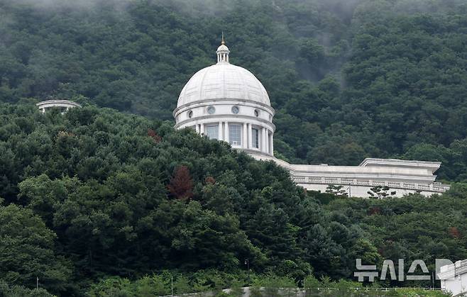 [가평=뉴시스] 배훈식 기자 = 김건희 여사 의혹을 수사하는 민중기 특별검사팀이 통일교 압수수색에 들어간 지난해 7월 18일 오후 경기 가평군 통일교 천정궁박물관 모습. 2025.07.18. dahora83@newsis.com