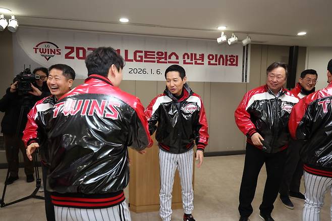 [서울=뉴시스] 프로야구 LG 트윈스의 염경엽 감독이 6일 서울 잠실구장에서 열린 구단 신년인사회에 참석해 선수들과 악수하며 격려하고 있다. (사진=LG 트윈스 제공) 2026.01.06. *재판매 및 DB 금지