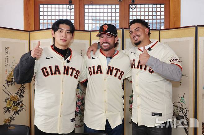 [서울=뉴시스] 황준선 기자 = 메이저리그 샌프란시스코 자이언츠의 이정후(왼쪽부터)와 토니 비텔로 감독, 윌리 아다메스가 6일 서울 종로구의 한 모임공간에서 한국 전통 음식 만들기 체험에 앞서 기념촬영 하고 있다. (공동취재) 2026.01.06. photo@newsis.com