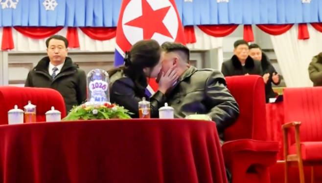 전날 밤부터 평양 5월1일경기장에서 열린 2026년 신년경축공연에서 새해 카운트다운이 끝나자 김정은 북한 국무위원장의 딸 주애가 김 위원장 볼에 입을 맞추고 있다. 연합뉴스