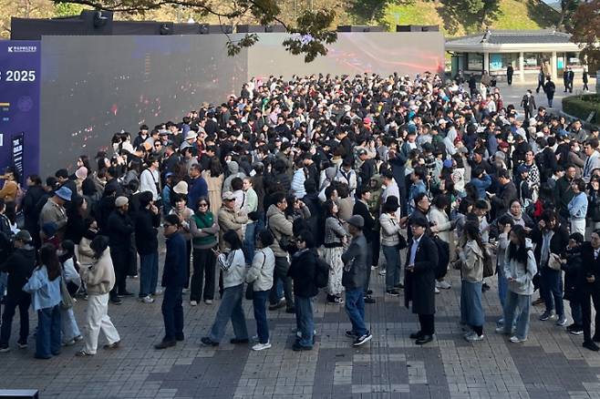 신라 금관 특별전시를 보기 위해 개관 시간 전부터 수많은 인파가 몰려 있다. 경주박물관 제공