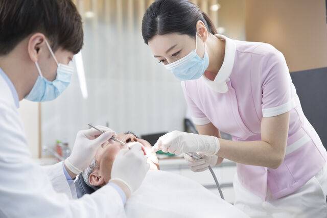 전문가들은 자각 증상이 없어도 정기적으로 치과를 찾는 습관을 통해 잇몸병을 예방해야 한다고 조언한다. 사진은 기사의 특정 사실과 관련 없음. 클립아트코리아