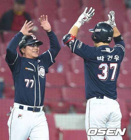 [OSEN=광주, 박준형 기자] 두산이 광주 3연전을 쓸어담고 4연승을 달렸다&nbsp;두산은 16일 광주-기아 챔피언스필드에서 열린 2016 타이어뱅크 KBO리그 KIA와의 경기에서 선발 보우덴이 호투하고 박건우의 사이클링 히트 등 장단 15안타를 터트려 13-4로 낙승을 거두었다. 주중 3연전을 모두 이기며 4연승이자 올해&nbsp;KIA전 8연승을 거두었다.&nbsp;9회초 두산 박건우가 사이클링 히트를 완성한 뒤 전형도 코치와 하이파이브를 하고 있다. / soul1014@osen.co.kr