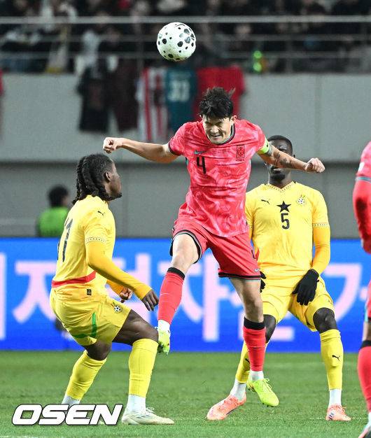 [OSEN=서울월드컵경기장, 이대선 기자] 홍명보호가 어려운 경기 끝에 2025년 마지막 A매치를 승리로 장식했다.홍명보 감독이 이끄는 한국 축구대표팀은 18일 오후 8시 서울월드컵경기장에서 열린 11월 A매치 두 번째 친선경기에서 '아프리카 강호' 가나를 상대로 1-0 승리했다.내달 2026 국제축구연맹(FIFA) 북중미 월드컵 조 추첨을 앞두고 열리는 마지막 평가전이었다. 한국은 가나까지 잡아내면서 사상 최초로 월드컵 포트 2를 확정하게 됐다.후반 대한민국 김민재가 수비를 하고 있다. 2025.11.18 /sunday@osen.co.kr