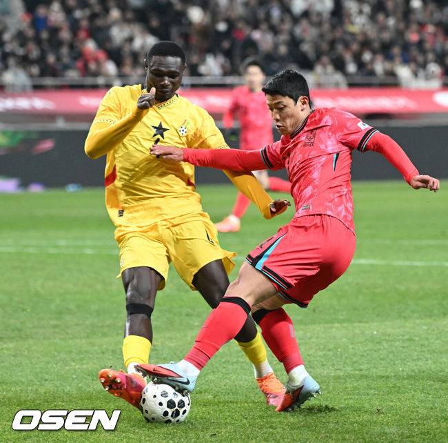 [OSEN=서울월드컵경기장, 이대선 기자] 홍명보호가 어려운 경기 끝에 2025년 마지막 A매치를 승리로 장식했다.홍명보 감독이 이끄는 한국 축구대표팀은 18일 오후 8시 서울월드컵경기장에서 열린 11월 A매치 두 번째 친선경기에서 '아프리카 강호' 가나를 상대로 1-0 승리했다.내달 2026 국제축구연맹(FIFA) 북중미 월드컵 조 추첨을 앞두고 열리는 마지막 평가전이었다. 한국은 가나까지 잡아내면서 사상 최초로 월드컵 포트 2를 확정하게 됐다.후반 대한민국 황희찬이 드리블 돌파를 하고 있다. 2025.11.18 /sunday@osen.co.kr