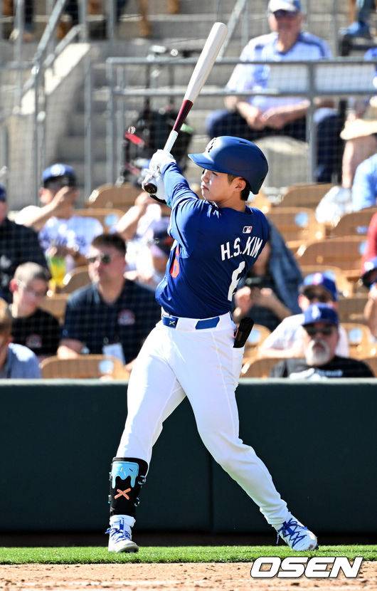 [OSEN=애리조나(미국), 이대선 기자] 21일(한국시간) 미국 애리조나주 글렌데일 캐멀백 랜치에서 2025 메이저리그 LA 다저스와 시카고 컵스의 시범 경기가 열렸다.김혜성은 다저스와 최대 3+2년 2200만 달러(약 320억원) 계약에 합의하며 메이저리그 진출에 성공했다.LA 다저스 김혜성이 대기 타석에서 스윙을 하고 있다.  2025.02.21 / sunday@osen.co.kr