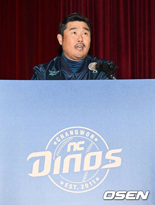 [OSEN=창원, 이석우 기자] NC 다이노스가 5일 마산야구센터 올림픽기념관 공연장에서 2026년 신년회를 개최했다.이번 신년회에는 이진만 대표이사, 임선남 단장, 이호준 감독, 공필성 퓨처스 감독, 주장 박민우를 비롯해 선수, 코칭스태프, 임직원 등 200명이 참가했다.이호준 감독이 2026 시즌을 준비하는 감독의 이야기를 발표하고 있다. 2026.01.05 / foto0307@osen.co.kr