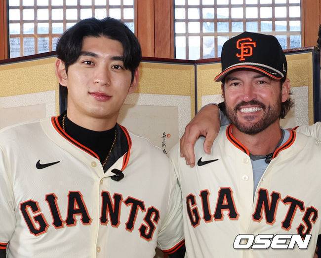 [OSEN=이대선 기자] 6일 서울 종로구 클래식고택 디토에서 미국 프로야구 메이저리그 베이스볼(MLB) 샌프란시스코 자이언츠 한국 방문 미디어데이가 열렸다. 이날 한국 문화 체험 행사에 샌프란시스코 자이언츠 이정후, 토니 비텔로 감독, 윌리 아다메스가 참석했다.이정후, 토니 비텔로 감독이 포토타임을 가지고 있다. 2026.01.06 /sunday@osen.co.kr