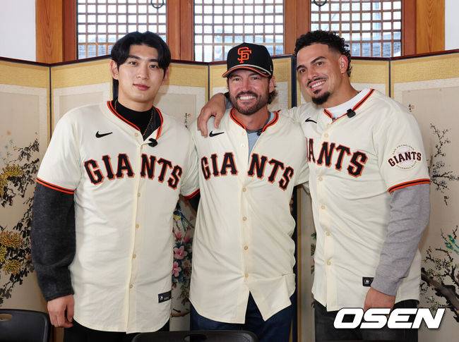 [OSEN=이대선 기자] 6일 서울 종로구 클래식고택 디토에서 미국 프로야구 메이저리그 베이스볼(MLB) 샌프란시스코 자이언츠 한국 방문 미디어데이가 열렸다. 이날 한국 문화 체험 행사에 샌프란시스코 자이언츠 이정후, 토니 비텔로 감독, 윌리 아다메스가 참석했다.이정후, 토니 비텔로 감독, 윌리 아다메스가 포토타임을 가지고 있다. 2026.01.06 /sunday@osen.co.kr