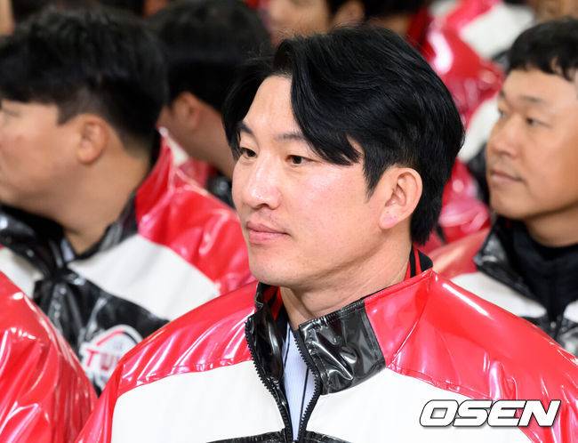 [OSEN=잠실, 이대선 기자] 6일 오후 서울 잠실야구장에서 LG 트윈스 2026년 선수단 신년인사회가 열렸다.LG 트윈스는 염경엽 감독이 이끄는 1군 코치진은 김정준 수석코치, 김용일 수석트레이너, 모창민-김재율 타격코치, 김광삼-장진용 투수코치, 김일경 수비코치, 정수성 작전코치, 송지만 주루 및 외야수비코치 등 기존 인원이 대부분 유임됐으며 2026시즌 2연패 도전을 함께할 코칭스태프 구성을 완료했다.LG 장시환이 행사의 시작을 기다리고 있다. 2026.01.06 /sunday@osen.co.kr