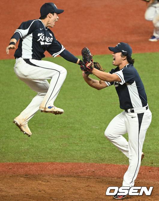 [OSEN=사오싱(중국), 김성락 기자] 류중일 감독이 이끄는 한국 야구 대표팀이 4회 연속 우승을 차지했다.&nbsp;한국은 7일(이하 한국시간) 중국 저장성 사오싱 야구장에서 열린 2022 항저우 아시안게임 야구 결승전에서 대만을 2-0으로 눌렀다. 이로써 지난 2일 대만과의 B조 예선 2차전 0-4 완패를 설욕하며 금메달을 목에 걸었다.&nbsp;승리가 확정된 순간 대한민국 김혜성, 고우석이 환호하고 있다.  2023.10.07 /ksl0919@osen.co.kr