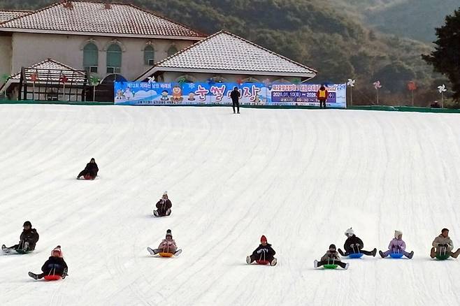 지리산 남원 바래봉 눈썰매 축제장을 찾은 어린이들이 신나게 눈썰매를 즐기고 있다. 남원시 제공