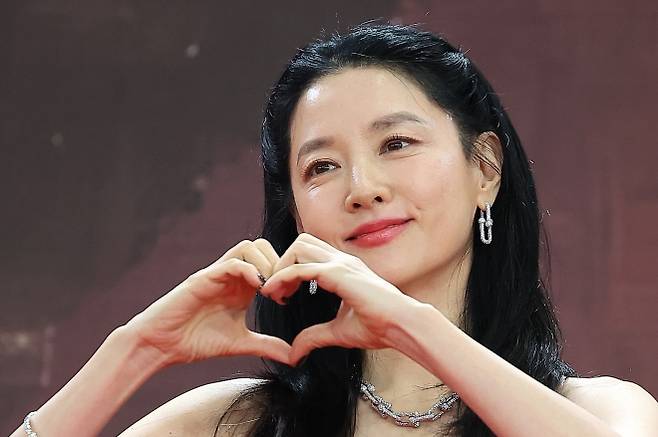 배우 이영애가 31일 오후 서울 영등포구 KBS 신관에서 진행된 ‘2025 KBS 연기대상’ 레드카펫 행사에 참석해 포즈를 취하고 있다. 2025.12.31 뉴스1