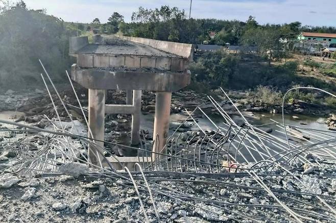 지난달 13일(현지시간) 태국군 F-16 전투기 공격으로 캄보디아 푸르사트주의 한 교량이 파괴됐다. AFP 연합뉴스