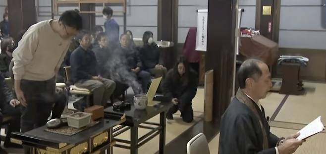 일본의 한 대표적 살충제 제조업체가 제품 개발 과정에서 실험에 사용돼 죽은 곤충들을 기리는 ‘곤충 추모제’를 열어 현지에서 화제가 되고 있다. ABCTV뉴스 캡처