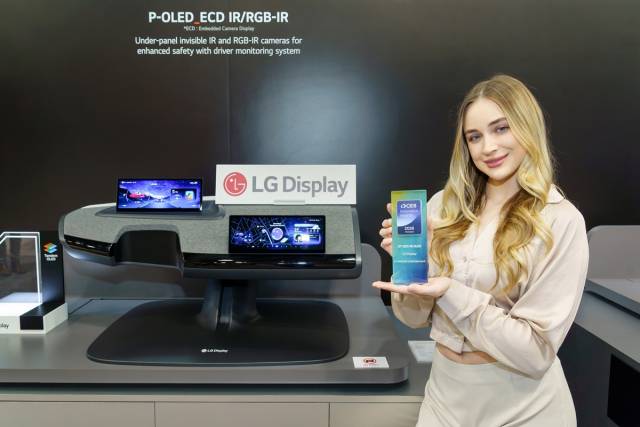 5일(현지시간) 미국 라스베이거스에서 LG디스플레이 모델이 CES 2026 혁신상을 수상한 ‘ECD(Embeded Camera Display)’를 소개하고 있다. 사진제공=LG디스플레이