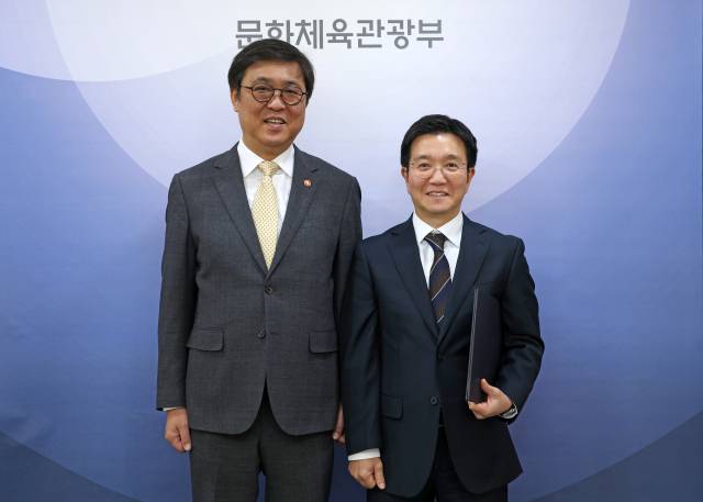 최휘영(왼쪽) 문화체육관광부 장관이 6일 정부세종청사 15동 접견실에서 박성혁 한국관광공사 사장에게 임명장을 수여한 후 기념촬영 하고 있다. 사진 제공=문체부