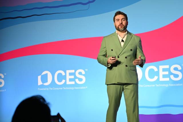 CES 2026 개막을 하루 앞둔 5일(현지 시간) 브라이언 코미스키 CTA 수석이사가 미국 라스베이거스 컨벤션 센터(LVCC)에서 '주목해야 할 CES 2026 트렌드'를 주제로 발표하고 있다. 라스베이거스=김태호 기자