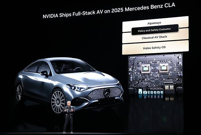 5일(현지시간) 젠슨 황 엔비디아 CEO가 미국 네바다주 라스베이거스 퐁텐블로 호텔에서 열린 엔비디아 CES 2026 라이브에서 기조연설 도중 벤츠와의 협업에 대해 설명하고 있다. &copy;연합뉴스