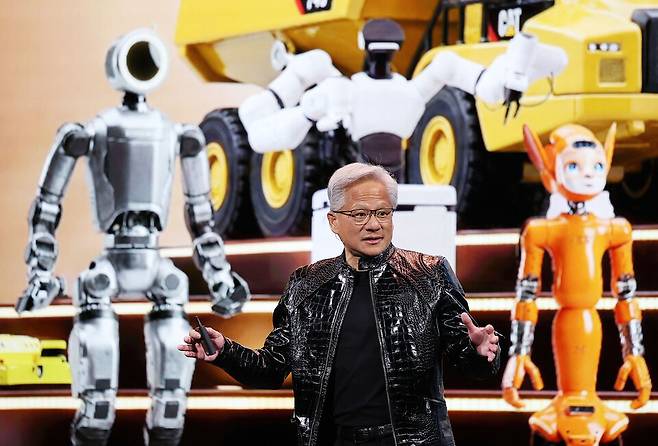 5일(현지시간) 젠슨 황 엔비디아 CEO가 미국 네바다주 라스베이거스 퐁텐블로 호텔에서 열린 엔비디아 CES 2026 라이브에서 기조연설 도중 벤츠와의 협업에 대해 설명하고 있다. &copy;연합뉴스