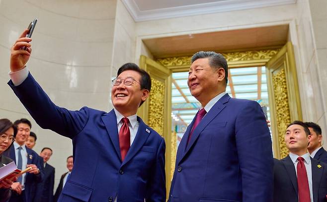 이재명 대통령과 시진핑 중국 국가주석이 1월5일 중국 베이징 인민대회당에서 국빈만찬 후 샤오미폰으로 기념촬영을 하고 있다. ⓒ연합뉴스