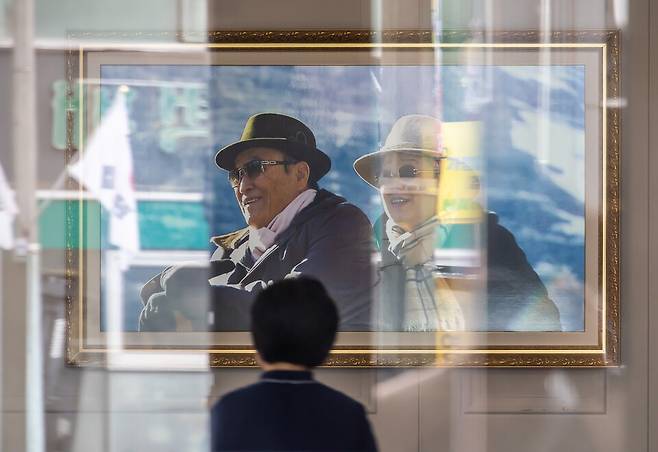 김건희 여사 관련 의혹을 수사하는 민중기 특별검사팀이 지난 7월 압수수색을 실시한 서울 용산구 통일교 서울본부 로비에 한학자 통일교 총재(오른쪽)와 고 문선명 통일교 총재 사진이 걸려 있다.&nbsp;ⓒ시사저널 최준필