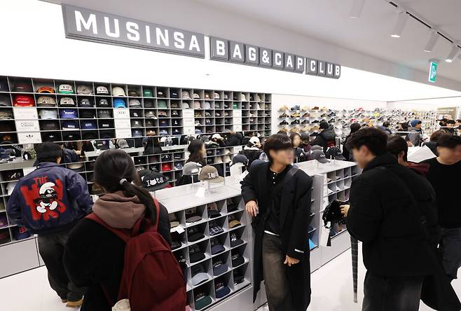 지난해 12월11일 서울 용산구 아이파크몰에 개장한 '무신사 메가스토어 용산'을 찾은 시민들이 매장을 둘러보고 있다. 이날 개장한 '무신사 메가스토어 용산'과 '무신사 스탠다드 아이파크몰 용산점'은 두 매장이 동시 입점한 무신사 최초의 복합매장으로 약 1000여 평의 규모에 200여 개 브랜드가 입점했다.ⓒ연합뉴스