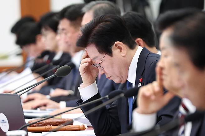 이재명 대통령이 2025년 12월30일 청와대에서 열린 국무회의에서 참석자 발언을 듣고 있다. ⓒ 연합뉴스